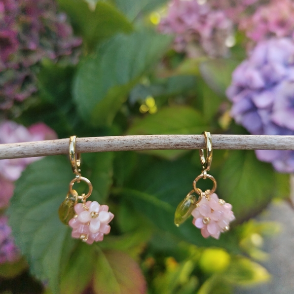 Handmade hydrangea earrings - Picture 2 of 3
